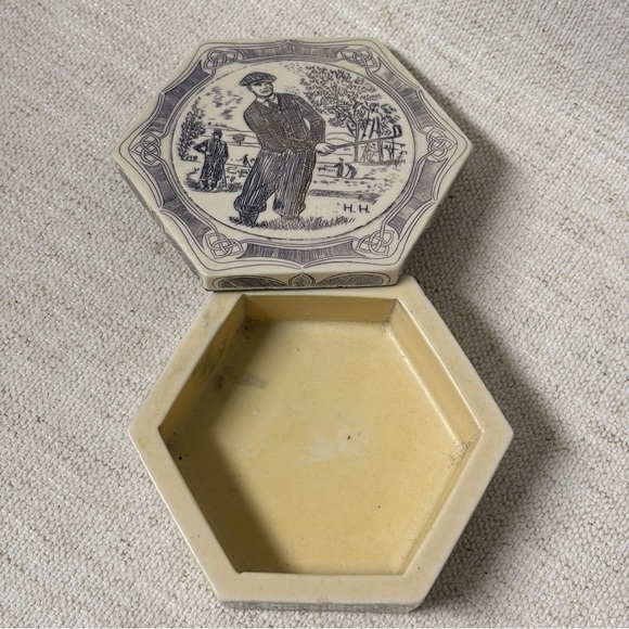 Vintage Comoy's Scrimshaw lidded Hexagon trinket box, Made In Great Britian, - Picture 3 of 6